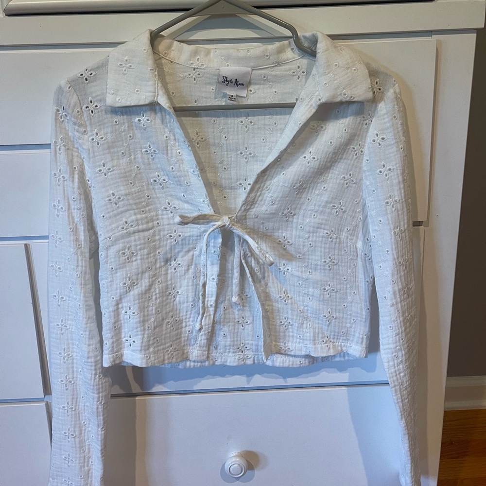 Eyelet tie top